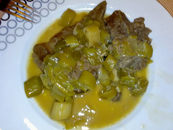 Печеное мясо с луком пореем (печена пържола с праз лук): шаг 1