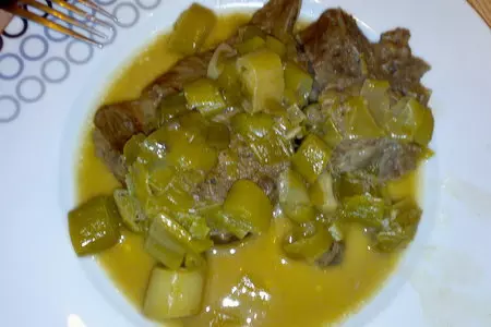 Печеное мясо с луком пореем (печена пържола с праз лук): шаг 1