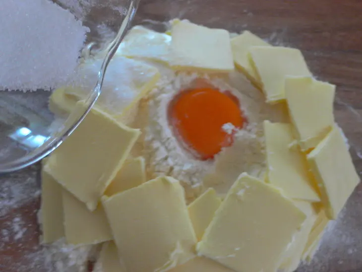 Ореховые шарики (печенье с орехом и персиковым вареньем): шаг 1