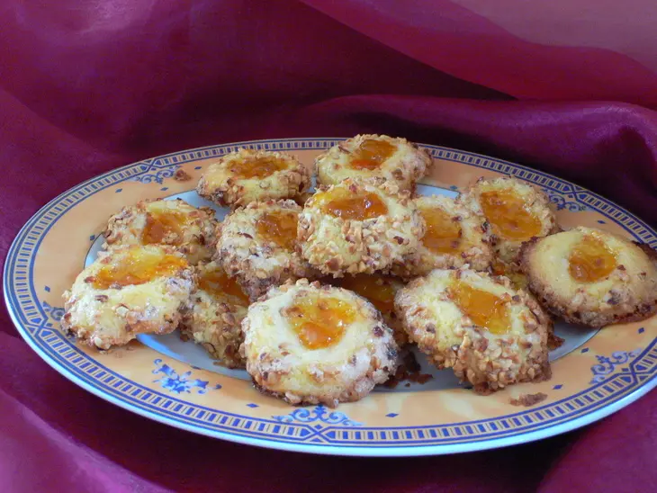 Ореховые шарики (печенье с орехом и персиковым вареньем): шаг 8