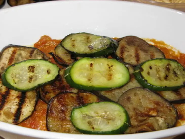 Лазанья-фантазия с запеченными баклажанами и огурцами: шаг 3