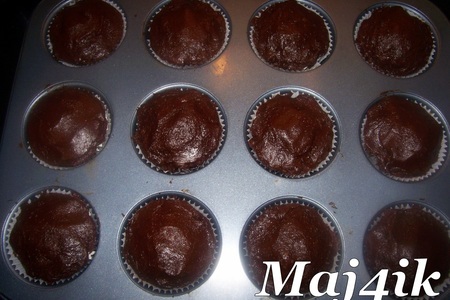 Мокрые шоколадные крем-маффины "сладкое блаженство" (с начинкой из маскарпоне и шоколада): шаг 7