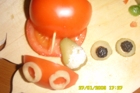 Украшение из помидора "бычок": шаг 3