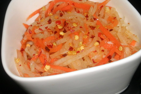 Салат из дайкона и моркови с огурцами: шаг 2
