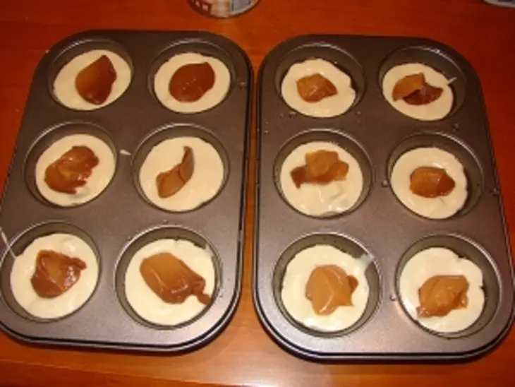 Яблочные маффины с начинкой из варёной сгущёнки: шаг 2