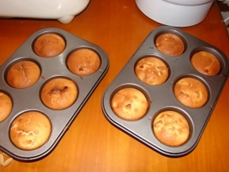 Яблочные маффины с начинкой из варёной сгущёнки: шаг 3