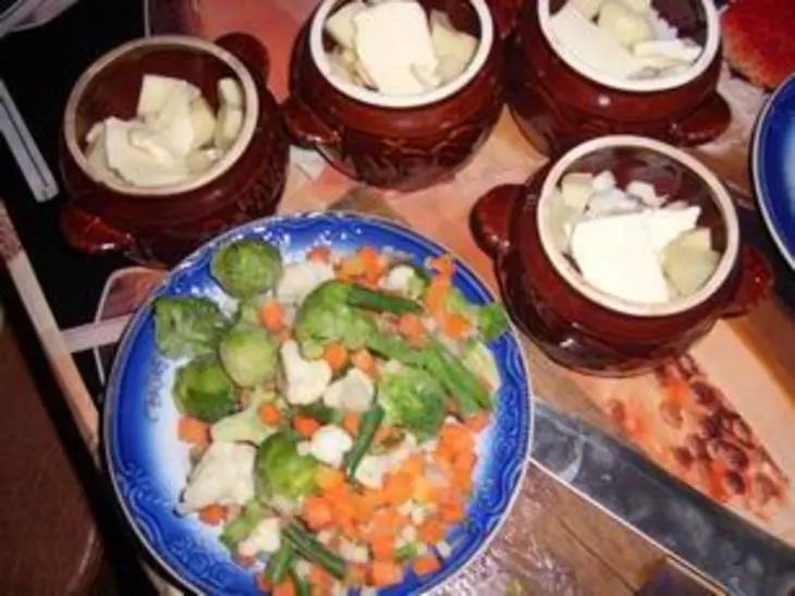 Мясо с овощами в горшочке: шаг 3