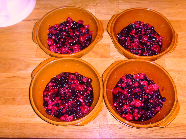 Запеканка из красных ягод под кремом сабайон: шаг 1
