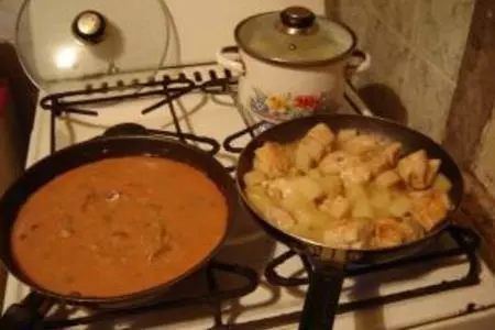 Курица в остро-кисло-сладкой подливке с грибами и ананасами: шаг 4