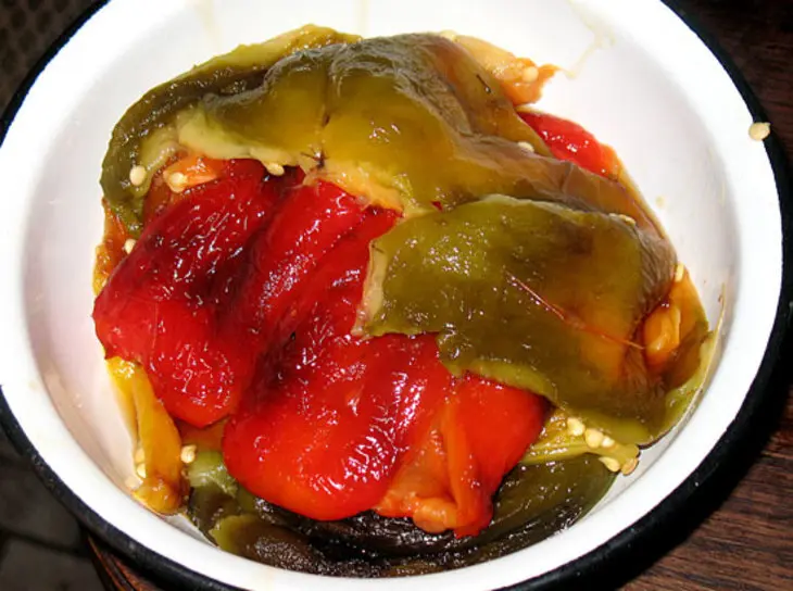 Салат из запечёной паприки (salata me psites piperies): шаг 3