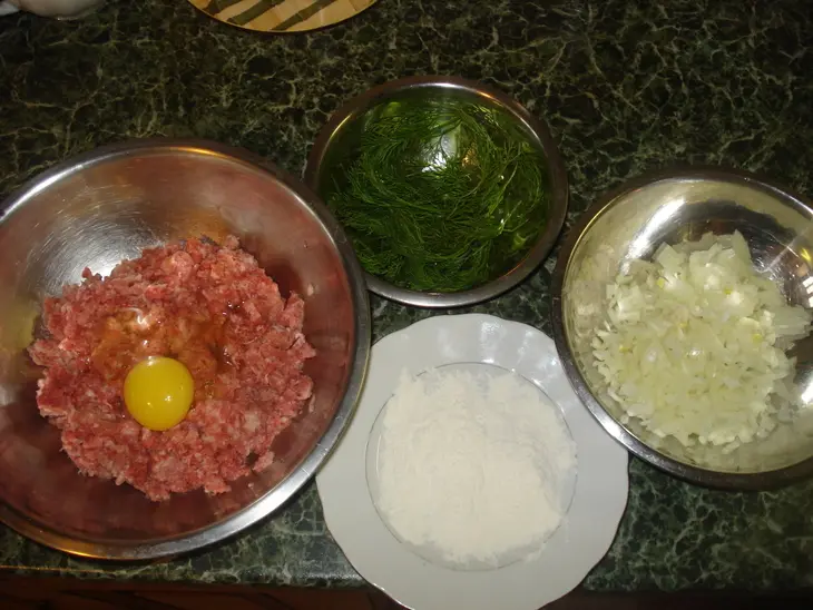 Мясные шарики в сливочно-укропном соусе с помидорками: шаг 1