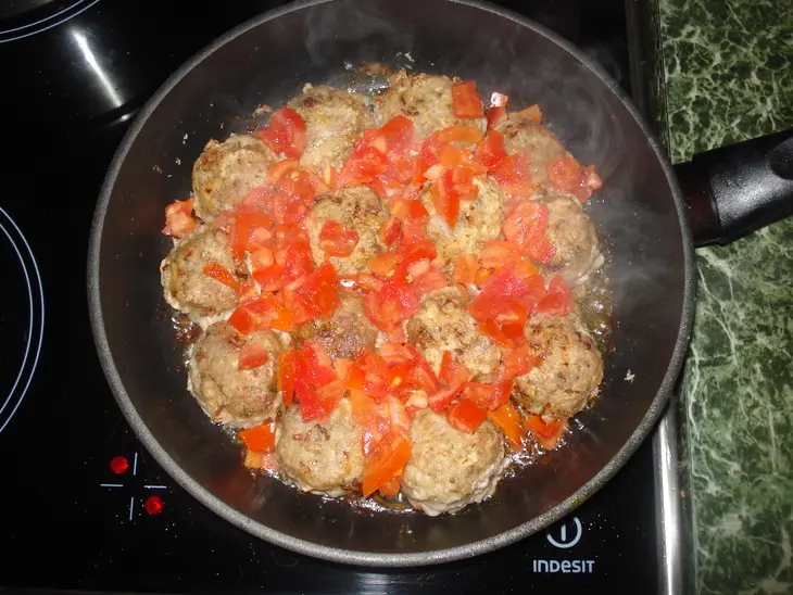 Мясные шарики в сливочно-укропном соусе с помидорками: шаг 3