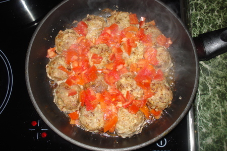 Мясные шарики в сливочно-укропном соусе с помидорками: шаг 3