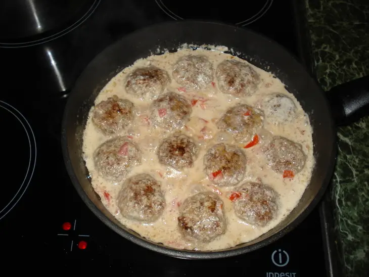 Мясные шарики в сливочно-укропном соусе с помидорками: шаг 4
