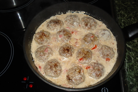 Мясные шарики в сливочно-укропном соусе с помидорками: шаг 4