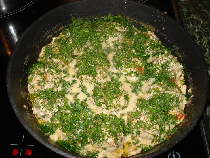 Мясные шарики в сливочно-укропном соусе с помидорками: шаг 5