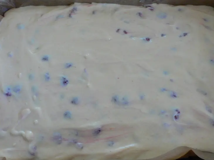 Творожный пирог (с малиной и манкой): шаг 6
