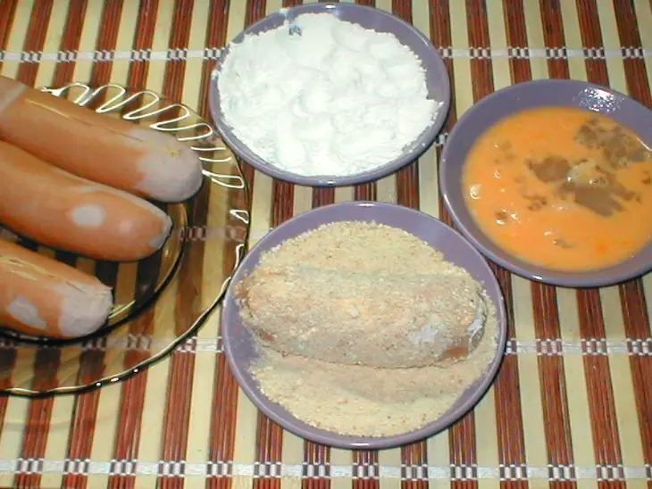 Сардельки  в  панировке: шаг 3