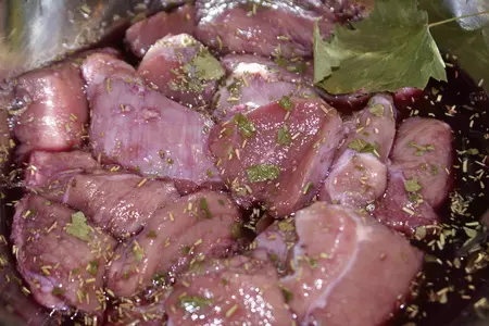 Телятина с вишней и розмарином в шоколадном соусе: шаг 1
