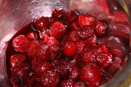 Телятина с вишней и розмарином в шоколадном соусе: шаг 3
