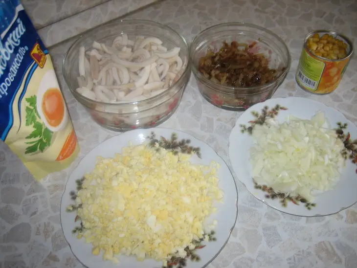 Салат из кальмар с луком: шаг 1