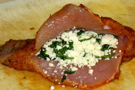 Кармашки из куриной грудки с сыром фета и базиликом: шаг 2