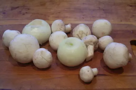 Флан с грибами и луком: шаг 1