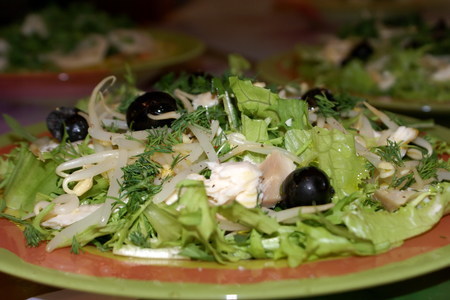 Салат с рыбой, соевыми проростками и маслинами: шаг 1