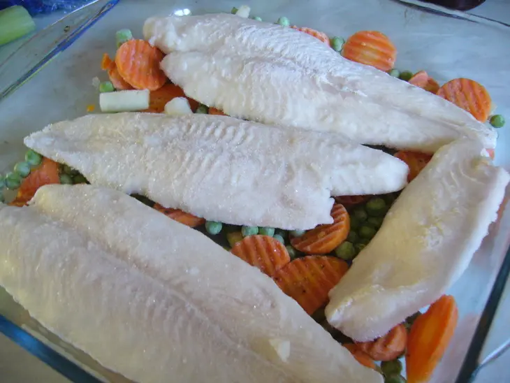 Рыба  тушеная с овощами и грибами: шаг 2