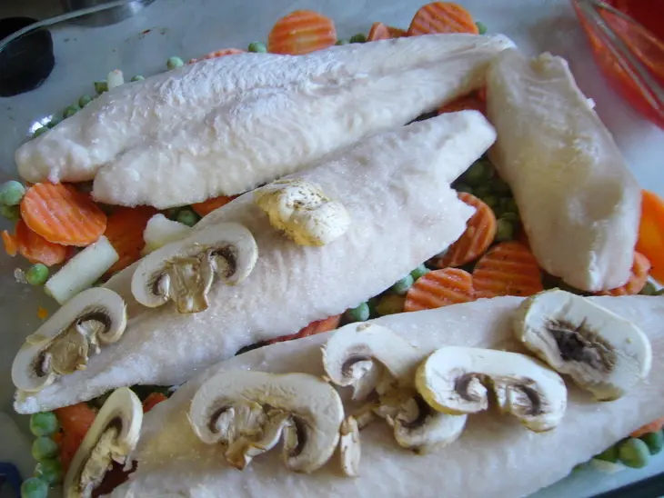 Рыба  тушеная с овощами и грибами: шаг 3