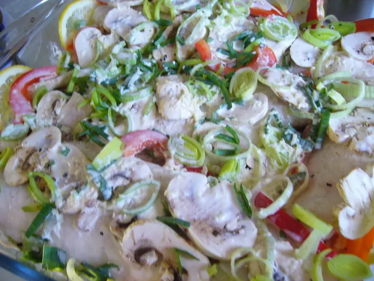 Рыба  тушеная с овощами и грибами: шаг 5