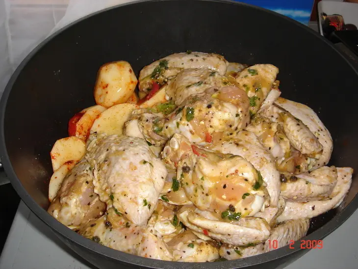 Маринованные куриные куски запечёные с картошкой: шаг 4