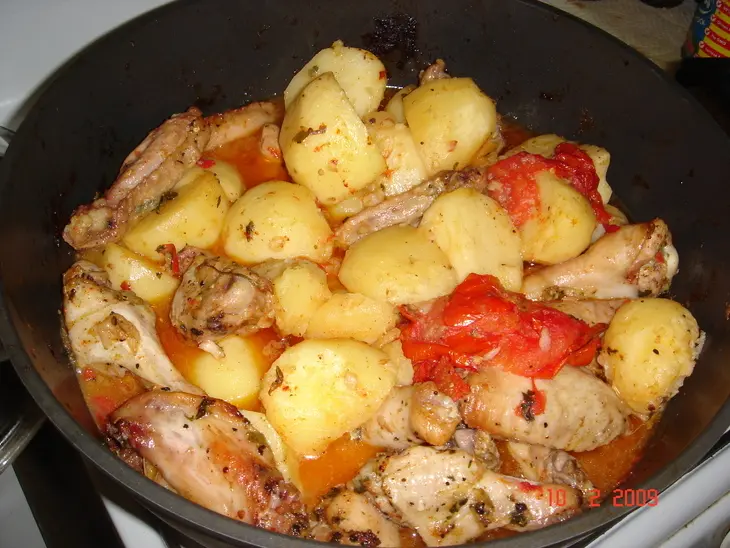Маринованные куриные куски запечёные с картошкой: шаг 7