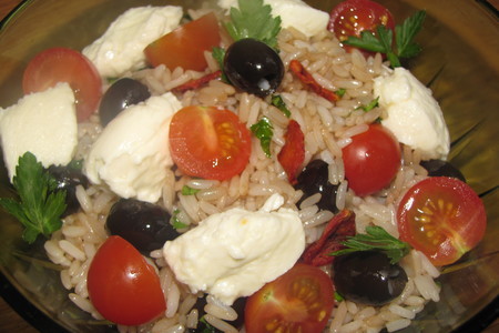 Итальянский рисовый салат с маслинами и моццареллой: шаг 1