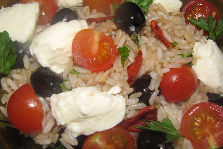 Итальянский рисовый салат с маслинами и моццареллой: шаг 2