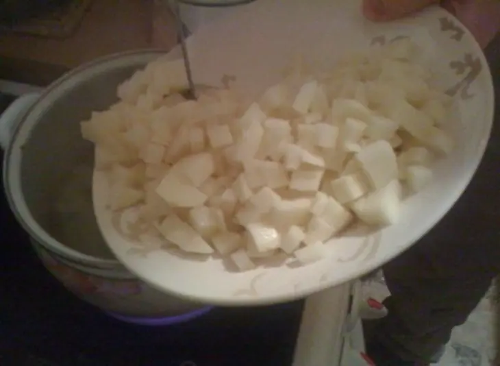 Картошечка с грибным соусом и сыром в горшочках: шаг 1