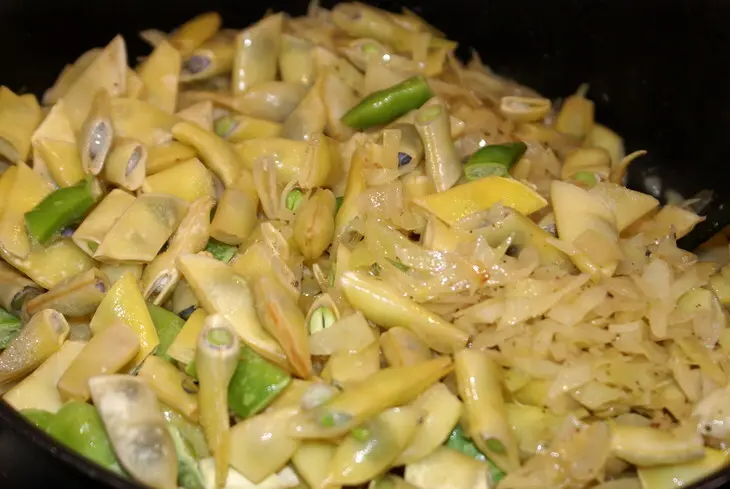 Капуста тушенная со стручковой фасолью: шаг 2