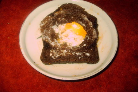 Fry egg in a black bread. жареное яйцо в черном хлебе.: шаг 3
