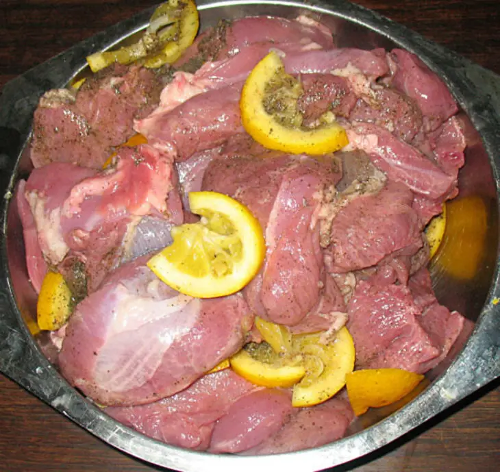 Пикантное мясо индейки с артишоками и оливками: шаг 1