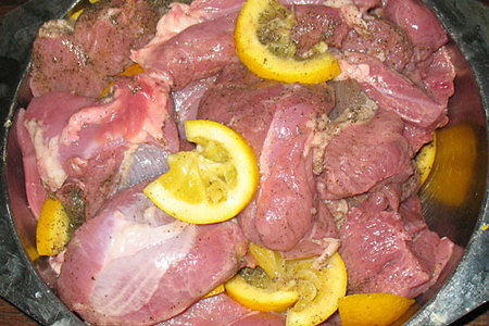 Пикантное мясо индейки с артишоками и оливками: шаг 1