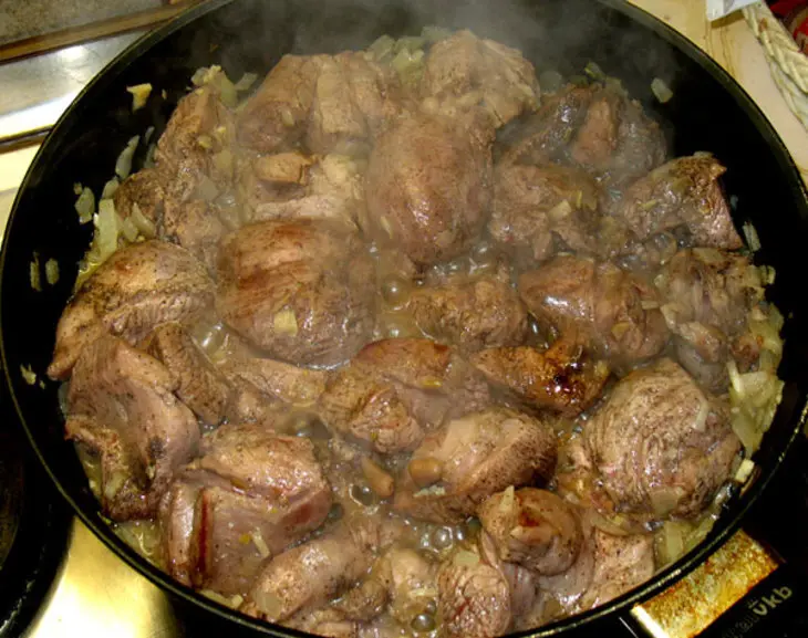 Пикантное мясо индейки с артишоками и оливками: шаг 4