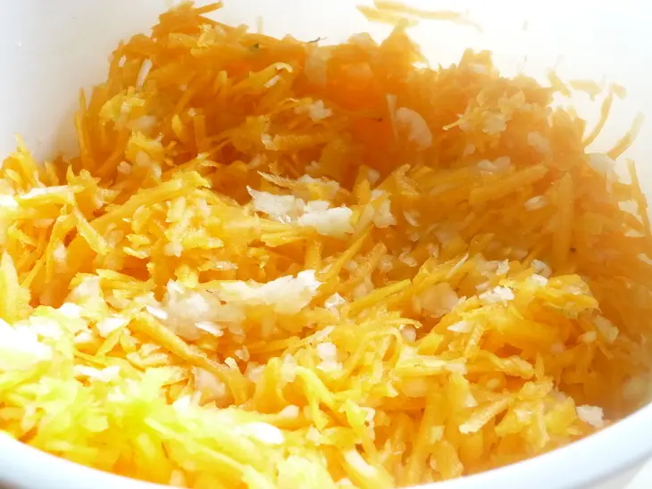 Блины с начинкой под соусом: шаг 1