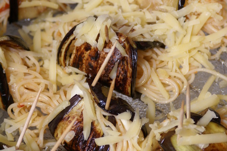 Роллы из баклажанов со спагетти  с сыром: шаг 7