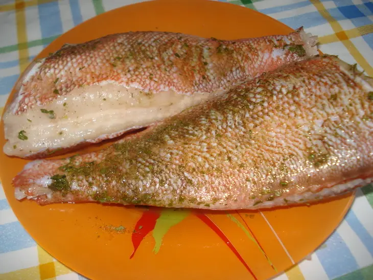 Морской окунь жареный с гарниром: шаг 1