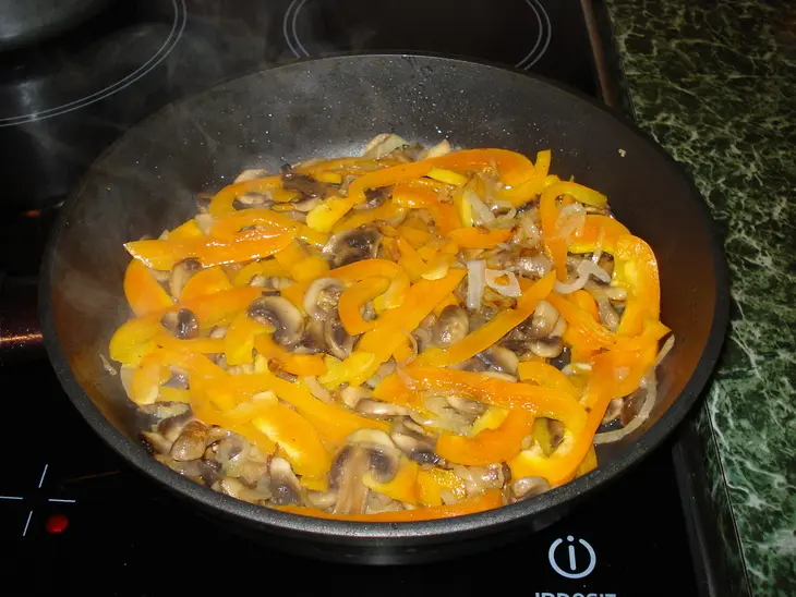 Куриная грудка с овощами,тушенная в сливках: шаг 3