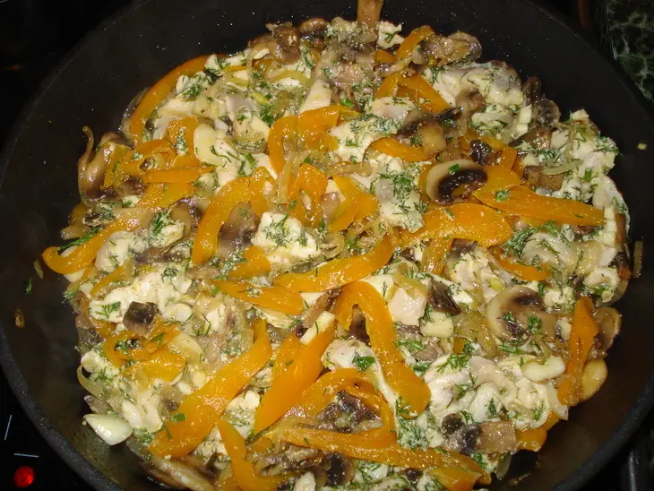 Куриная грудка с овощами,тушенная в сливках: шаг 4