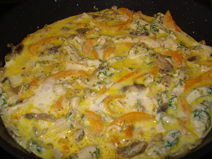 Куриная грудка с овощами,тушенная в сливках: шаг 5