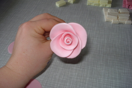Розы из конфет  " мамба ": шаг 7