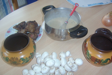 Говяжья печень с грибами в горшочке.: шаг 2