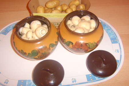Говяжья печень с грибами в горшочке.: шаг 3